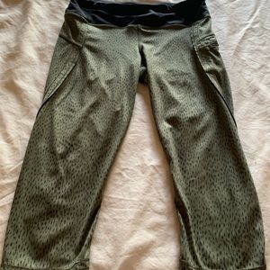 Women’s green cropped exercise leggings with kick pleat